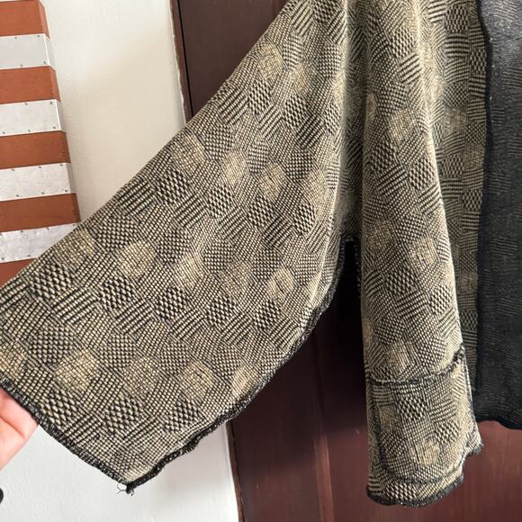 Vintage Vera Taupe and Black Textured Artsy Cropped Kimono Art to wear One Size - Picture 3 of 6